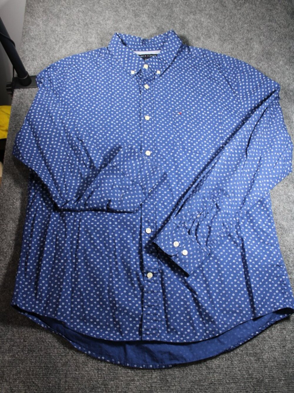 Tommy Hilfiger Men's Size XL Blue Small Flower Long Sleeve Button Up Custom Fit